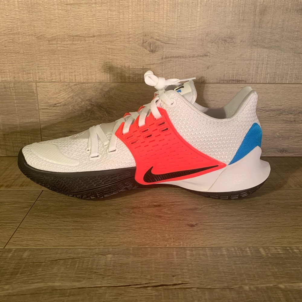 Nike Kyrie Low 2 Basketball Shoes - Picture 3 of 5